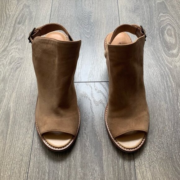 Chinese Laundry Caleb Suede Stacked Heel Sandals Brass Buckle Nude Size 8 - Picture 3 of 15